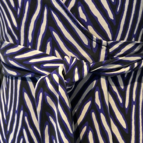 DIANE VON FURSTENBERG PRINT WRAP DRESS SZ SMALL - Picture 3 of 3